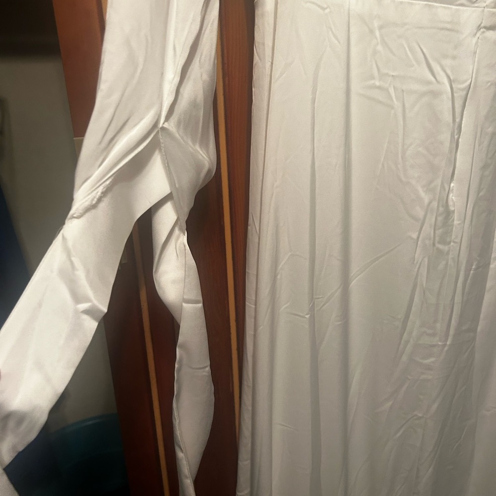 Wedding dress-never worn - Picture 5 of 11